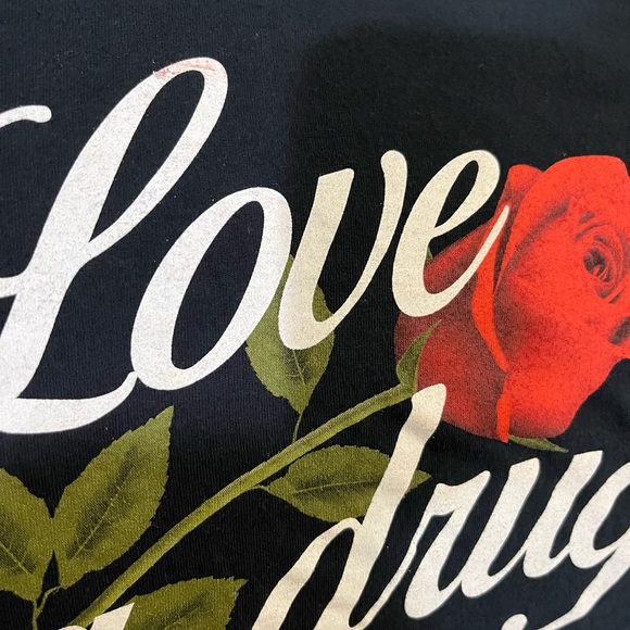 FASHION NOVA BLACK GRAPHIC ROSE CROP SS TEE - Picture 14 of 15